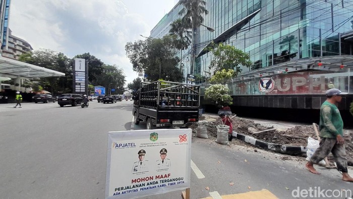 Pengerjaan relokasi kabel di Jalan Imam Bonjol Medan. (Rechtin Hani Ritonga/detikSumut)