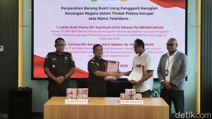 Penyerahan barang bukti uang pengganti kerugian negara ke BPR BKK Demak, Senin (19/1/2026).