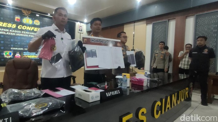 Polisi tunjukan barang bukti aksi kekerasan PPPK di Cianjur