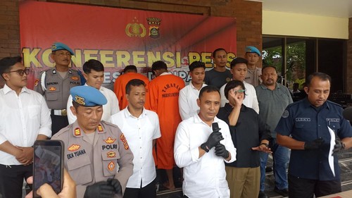 Polresta Denpasar mengungkap kasus pencurian dengan pemberatan oleh mahasiswa asal Sumba Tengah di sebuah toko HP di wilayah Denpasar Barat, Senin (19/1/2026). (Dok: Abid Ahmad Ibrahim)