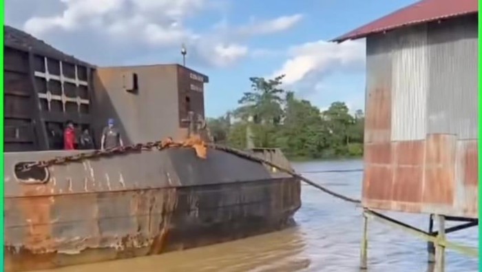 Ponton nyaris tabrak rumah warga di Kecamatan Sangasanga, Kutai Kartanegara.