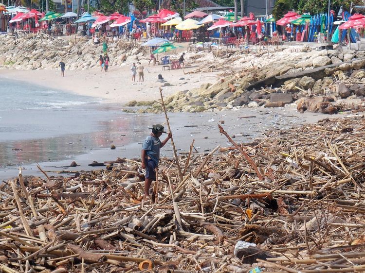 Penampakan Pantai Kuta Dipenuhi Sampah Kiriman Akibat Cuaca Ekstrem