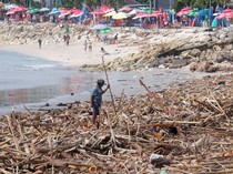 Penampakan Pantai Kuta Dipenuhi Sampah Kiriman Akibat Cuaca Ekstrem