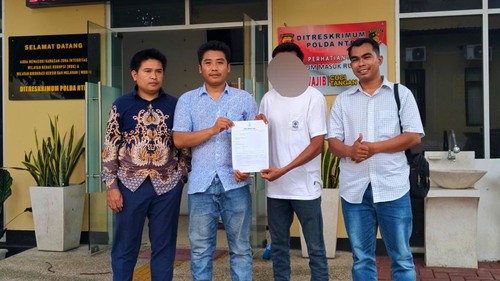 Pria asal Lombok Timur inisial Z didampingi kuasa hukum melaporkan istrinya inisial R ke Polda NTB, Rabu (14/1/2026). Z melaporkan R karena menikah lagi atau poliandri. (Dok. Wahyudi Ramdani)