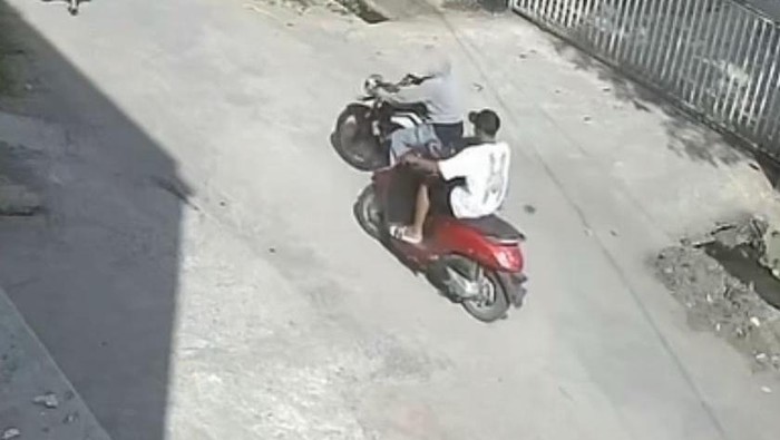 Pria dan wanita diduga pasangan kekasih saat membawa kabur motor korban. (dok. media sosial)