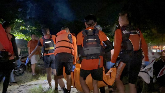 Proses evakuasi jasad wisatawan di Pantai Sunset Sukabumi