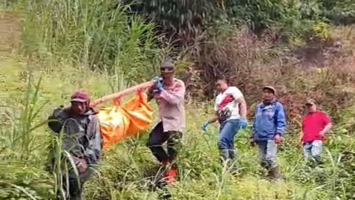 Proses evakuasi jenazah tanpa identitas di alas coban manan Malang