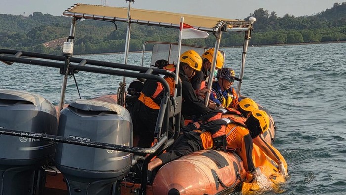 Proses evakuasi korban ABK Kapal Tamark 02 yang jatuh ke laut di Perairan Tanjung Pinggir, Kota Batam, Kepulauan Riau (Kepri). (Dok Tim SAR)