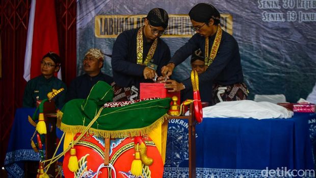 Prosesi penyerahan uba rampe dari utusan Abdi Dalem Keraton Yogyakarta kepada Panewu Cangkringan, yang kemudian diteruskan kepada Juru Kunci Gunung Merapi, di Pendopo Kapanewon Cangkringan, Senin (19/1/2026)