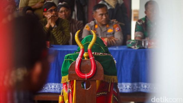 Prosesi penyerahan uba rampe dari utusan Abdi Dalem Keraton Yogyakarta kepada Panewu Cangkringan, yang kemudian diteruskan kepada Juru Kunci Gunung Merapi, di Pendopo Kapanewon Cangkringan, Senin (19/1/2026)