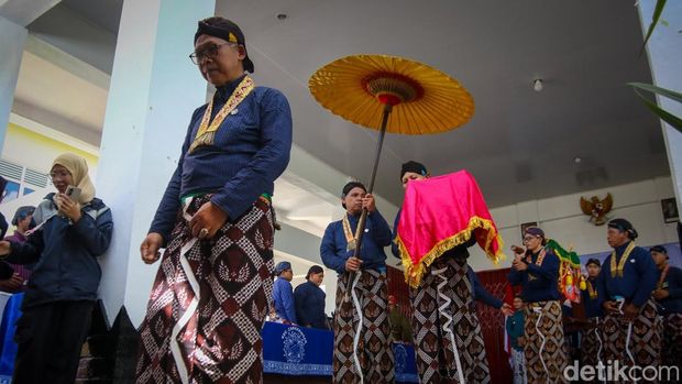 Prosesi penyerahan uba rampe dari utusan Abdi Dalem Keraton Yogyakarta kepada Panewu Cangkringan, yang kemudian diteruskan kepada Juru Kunci Gunung Merapi, di Pendopo Kapanewon Cangkringan, Senin (19/1/2026)