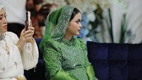 Putri Isnari memakai baju muslim berwarna hijau saat menggelar pengajian tujuh bulanan. Foto: Instagram @putriisnari3