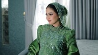 Penyanyi jebolan ajang pencarian bakat ini memperlihatkan baby bump-nya yang makin besar. Foto: Instagram @putriisnari3
