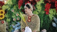 Pada momen itu, Putri juga menjalani prosesi siraman. Senyum Putri Isnari sambil memegang tunas kelapa. Foto: Instagram @putriisnari3