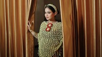Putri memakai roncean melati pada momen siraman 7 bulanan. Foto: Instagram @putriisnari3