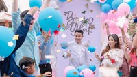 Setelah menjalani prosesi 7 bulanan, Putri Isnari dan suami, Abdul Azis menggelar gender reveal. Acara terlihat lebih santai dengan kehadiran para sahabat. Foto: Instagram @putriisnari3