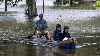 Rakit Jadi Sarana Warga Menembus Banjir di Kudus