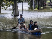 Rakit Jadi Sarana Warga Menembus Banjir di Kudus
