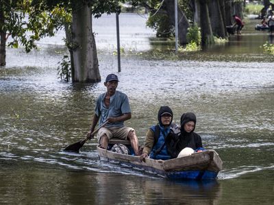 Rakit Jadi Sarana Warga Menembus Banjir di Kudus