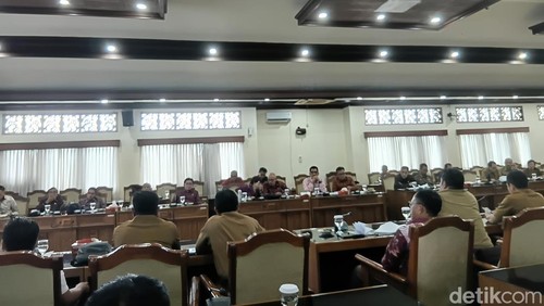 Rapat Dengar Pendapat (RDP) sengketa tanah SMA Negeri 1 Sidemen bersama Komisi 1 DPRD Bali di gedung DPRD Bali, Senin (19/1/2026).
