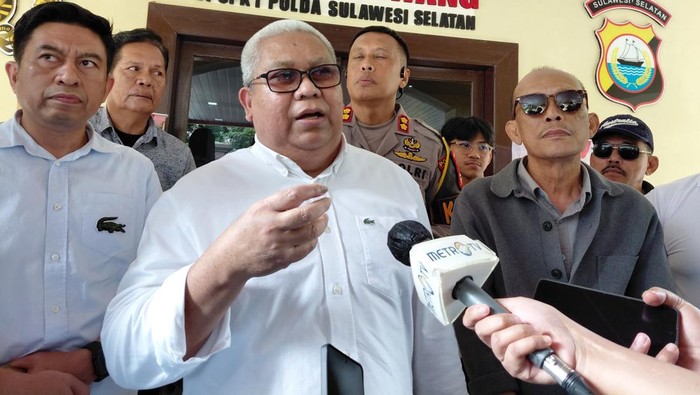 Rektor UNM nonaktif Karta Jayadi melapor di Polda Sulsel terkait dugaan pencemaran nama baik.