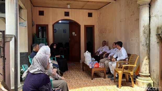 Rumah orang tua pegawai Kementerian Kelautan dan Perikanan (KKP), Ferry Irawan, di Bekasi ramai didatangi kerabat. (Rachma I/detikcom)