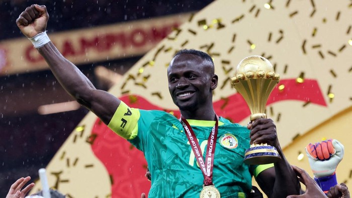 Soccer Football - CAF Africa Cup of Nations - Morocco 2025 - Final - Senegal v Morocco - Prince Moulay Abdellah Stadium, Rabat, Morocco - January 18, 2026 Senegals Sadio Mane celebrates with the trophy after winning the Africa Cup of Nations REUTERS/Amr Abdallah Dalsh     TPX IMAGES OF THE DAY