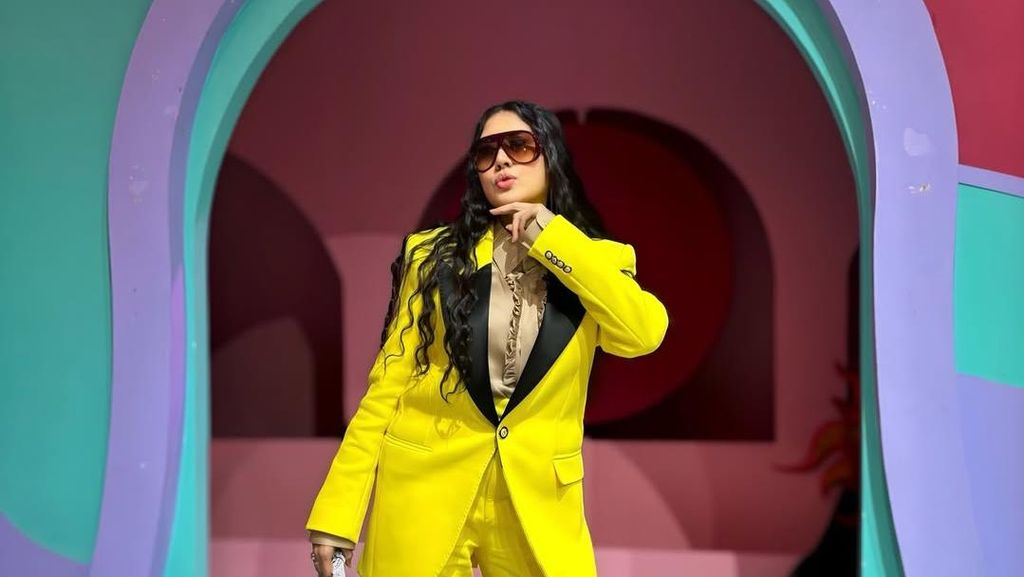 Outfit Menyala Sania: Pakai Baju Desainer Lokal, Tenteng Tas Alexander Wang