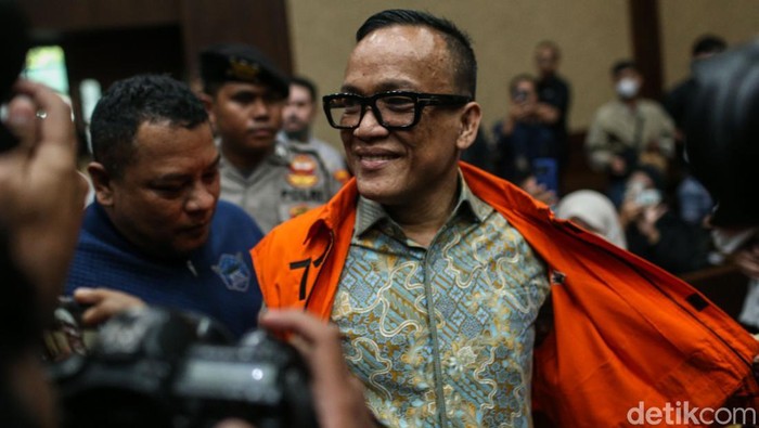 Eks Wakil Menteri Ketenagakerjaan Emanuel Ebenezer membuka rompi tahanan KPK saat akan mengikuti sidang perdana di Tipikor, Jakarta, Senin (19/1/2026). Noel menghadiri sidang dakwaan kasus dugaan pemerasan dalam proses pengurusan sertifikasi K3 di Ke