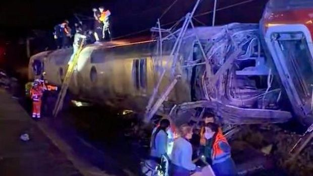 This video grab taken from UGC images posted on social media and verified by AFPTV teams in Madrid, shows emergency personnel working after a train accident in Adamuz, southern Spain, on January 18, 2026. At least 21 people died in a train accident near Adamuz, in the Spanish province of Cordoba (south), when a train derailed and collided with another convoy traveling on the opposite track, the Civil Guard told AFP. A train from the Spanish company Iryo traveling from the Andalusian city of Malaga to Madrid 'derailed' near Adamuz, 'encroaching on the adjacent track' where it collided with another train that 'also derailed,' stated the Railway Infrastructure Administrator (Adif), a public entity under the Ministry of Transport, on X. (Photo by -UGC / @eleanorinthesky (via X) / AFP) / RESTRICTED TO EDITORIAL USE  MANDATORY CREDIT   AFP PHOTO / @eleanorinthesky (via X)  - NO SALES NO MARKETING NO ADVERTISING CAMPAIGNS  DISTRIBUTED AS A SERVICE TO CLIENTS [ NO ARCHIVE ]