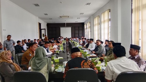 Suasana rapat evaluasi program MBG di Kantor DPRD Lombok Timur, Senin (19/1/2026). (Sanusi Ardi W/detikBali)