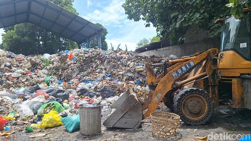 Suasana TPS Lawata di Jalan Soromandi, Gomong, Selaparang, Mataram, yang saat ini dalam kondisi overload, Senin (19/1/2026).