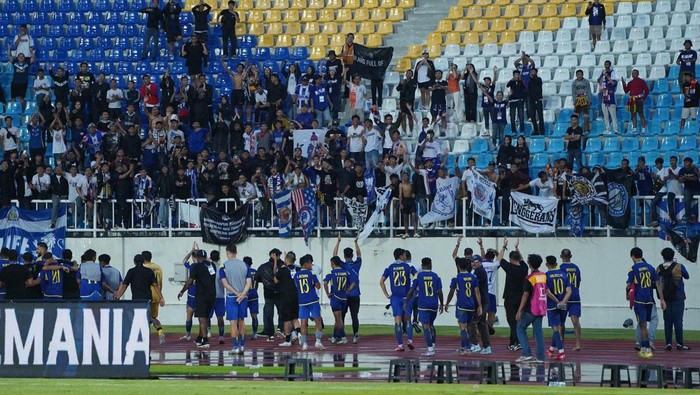 Suporter Arema FC, Aremania, saat memberikan dukungan kepada tim