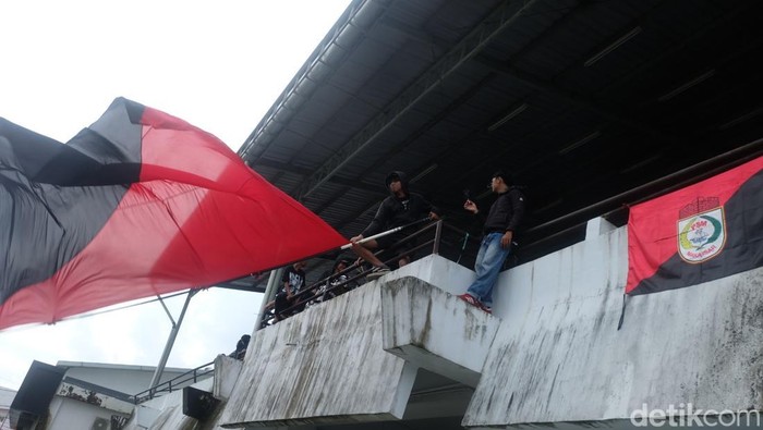 Suporter PSM Makassar memberi dukukan kepada para pemain PSM yang berlatih di Stadion Kalegowa.