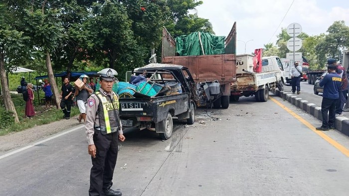 Tabrakan beruntun di Jalan Raya Lamongan–Gresik