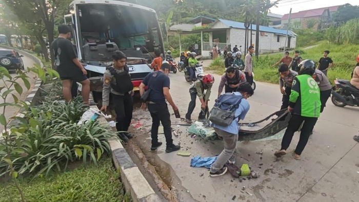 Tabrakan bus dan mobil sedan di Jalan HAM Rifadin Samarinda.