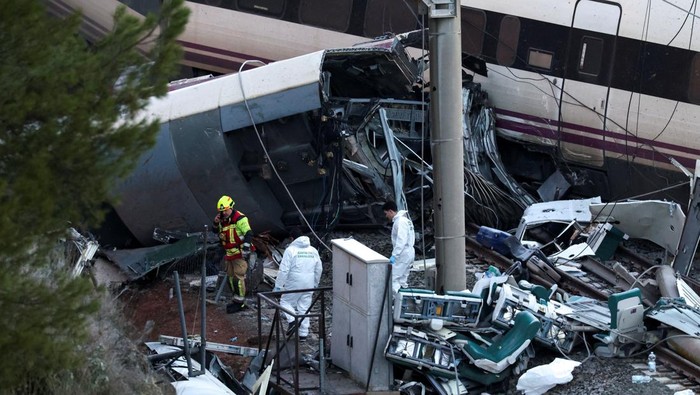 Dua kereta cepat bertabrakan di Cordoba, Spanyol,  menewaskan sedikitnya 39 orang dan melukai ratusan penumpang. REUTERS/Susana Vera
