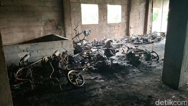 Tempat parkiran motor di depan Stasiun Bogor terbakar dan menghanguskan 19 motor, Senin (19/1/2026).