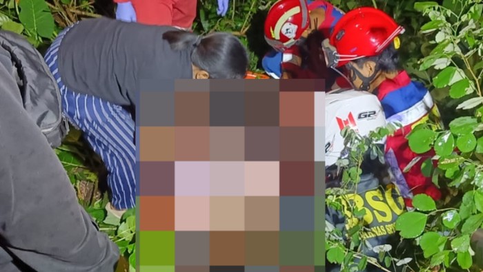 Tim medis dan relawan saat mengevakuasi korban