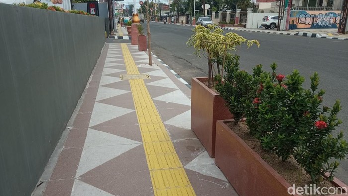 Trotoar di Jalan Kartini, Kota Cirebon
