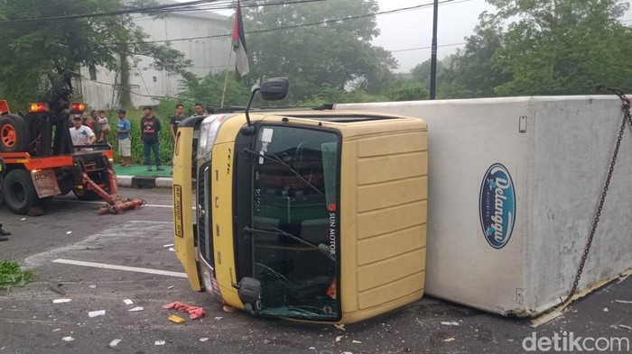 Mobil boks terguling di Jalan Jogja-Solo Desa Banaran, Kecamatan Delanggu, Klaten.