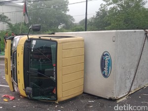 Kernet Truk Boks Es Batu Terguling di Delanggu Klaten Akhirnya Meninggal