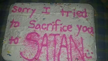 Permintaan maaf karena sempat mencoba menumbalkan sang penerima kue ke iblis. What?! Foto: theuniverseissoup via Bored Panda