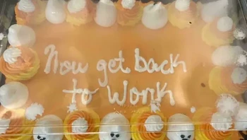 Seseorang nanya bosnya apakah akan ada kue untuk merayakan Haloween di kantornya. Bosnya langsung keluar kantor dan tiba-tiba bawa kue ini. Foto: copperpin via Bored Panda