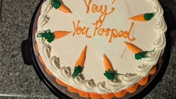 Kue untuk temannya yang sembelit. Foto: RichOno69 via Bored Panda