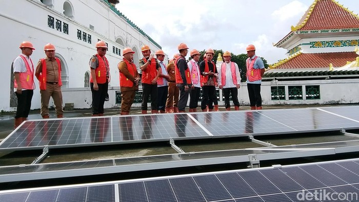 Hemat Listrik, Masjid Agung Palembang Gunakan Energi Surya