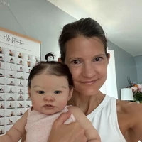 Dianggap Aneh, Wanita Ini Mengurus 20 Boneka Bayi Layaknya Anak Sendiri