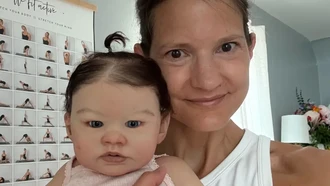 Dianggap Aneh, Wanita Ini Mengurus 20 Boneka Bayi Layaknya Anak Sendiri