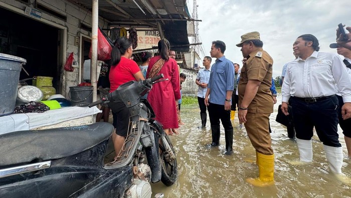Gibran Pakai Sepatu Boot Cek Banjir di Tambun Bekasi