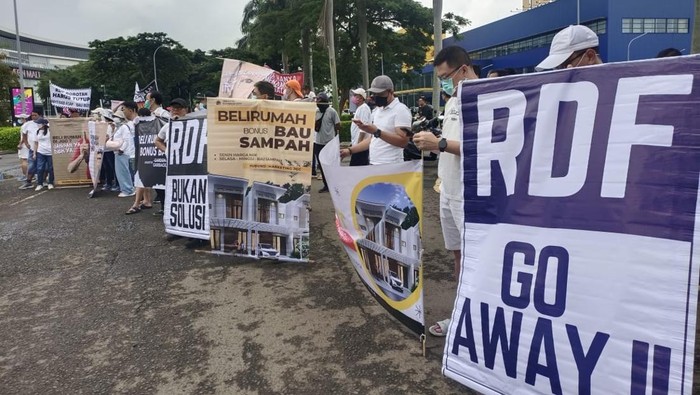 Manajemen JGC Cakung Buka Suara soal Warga Protes Bau Sampah-Jalan Rusak